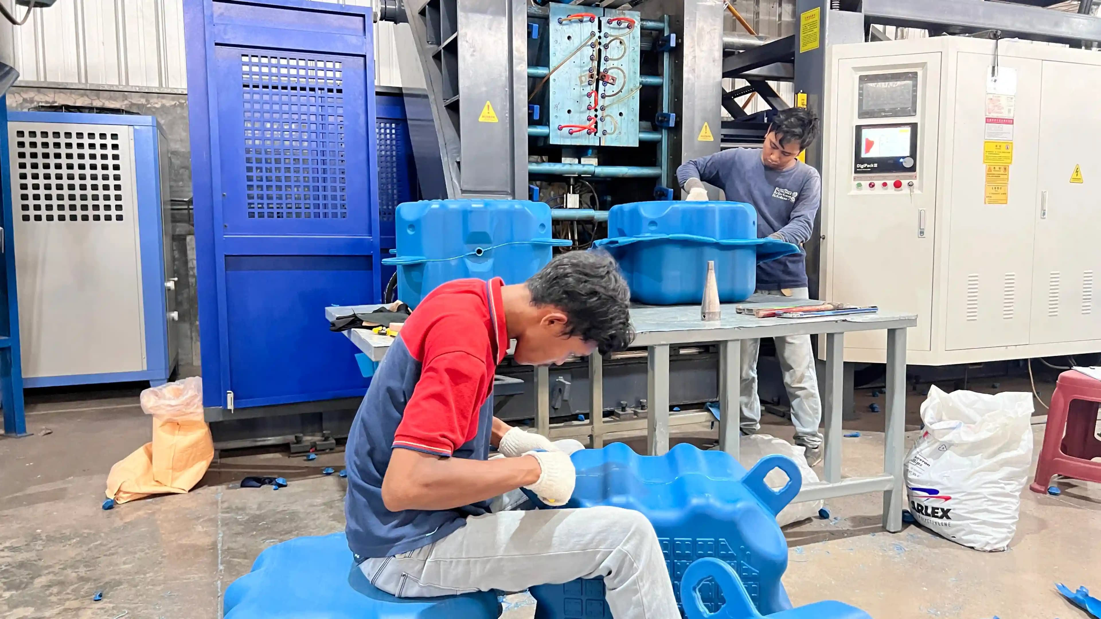 Proses produksi Kubus Apung di pabrik