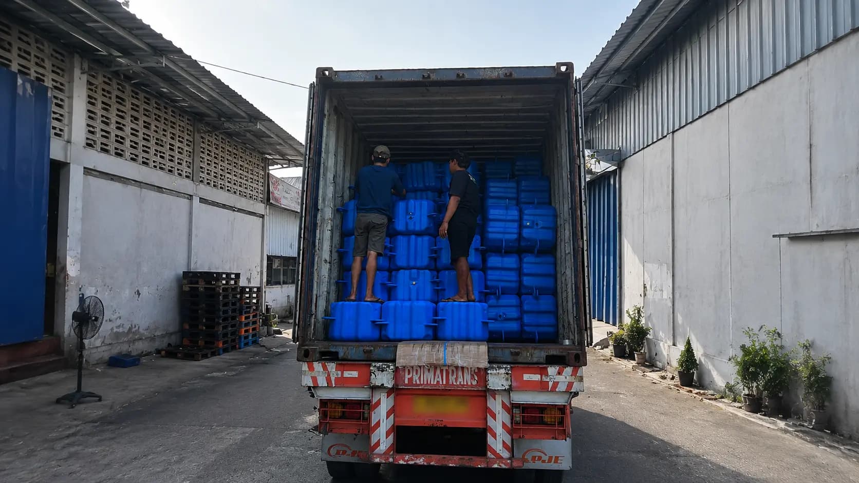 Loading Kubus Apung HDPE untuk pengiriman