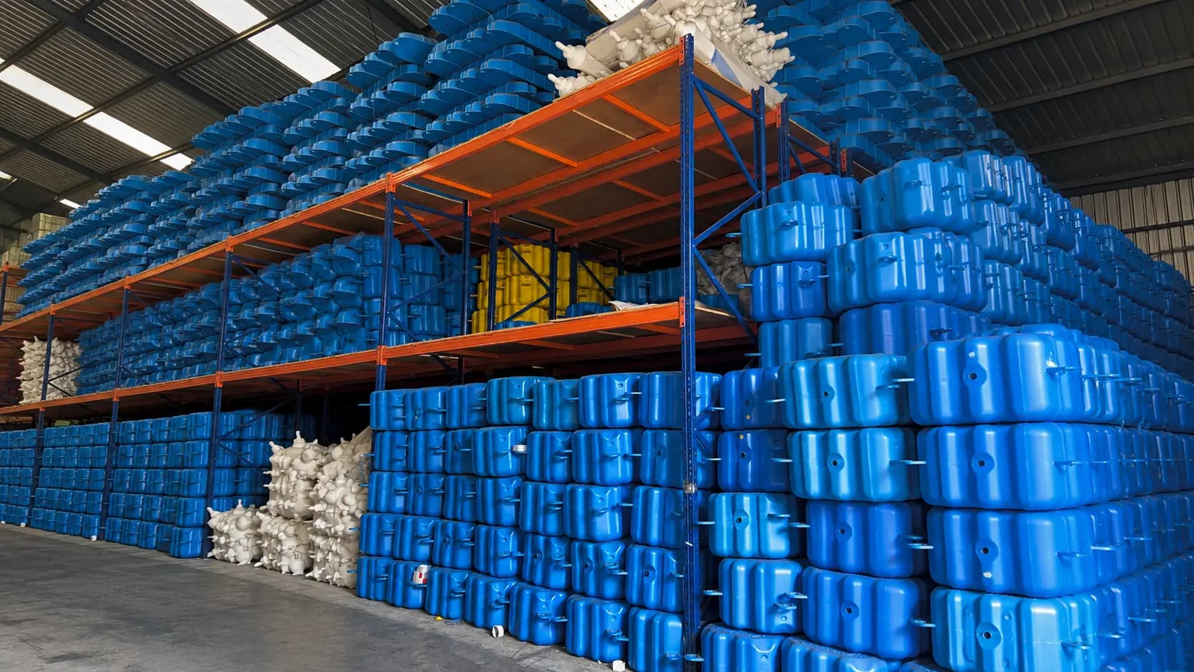 Stok Kubus Apung HDPE di gudang
